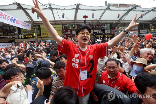 이준석 개혁신당 대선 후보 측이 주장한 '친윤(親윤석열)계 당권-단일화 거래 제안설'이 파장을 일으키고 있다. 친윤계와 대척점에 있는 한동훈 전 국민의힘 대표는 "당을 통째로 팔아넘기겠다는 것"이라며 강도 높게 비판했다. 한 전 대표가 지난 21일 대구 중구 서문시장을 찾아 김문수 대선 후보의 지원 유세를 하고 있다. 연합뉴스